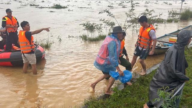 Giải cứu 8 người dân mắc kẹt giữa dòng lũ dữ trên sông Trà Khúc- Ảnh 2.