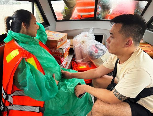 Cảm ơn các anh đã đến với mẹ con em giữa rốn lũ Đà Nẵng - Ảnh 2.