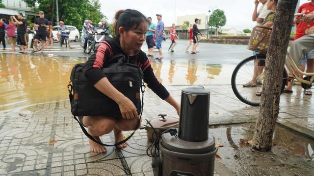 Quảng Ngãi: Nước lũ dâng nhanh, dân bỏ nhà chạy lũ- Ảnh 2.