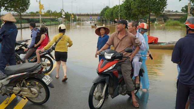 Quảng Ngãi: Nước lũ dâng nhanh, dân bỏ nhà chạy lũ- Ảnh 3.