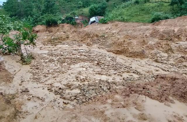 Bùn đất bủa vây nhiều con đường, bản làng biên giới Quảng Trị- Ảnh 1.