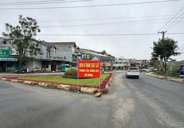 Sạt lở đèo D’Ran: Phân luồng giao thông, đặt biển báo sau khi báo chí phản ánh - Ảnh 1.