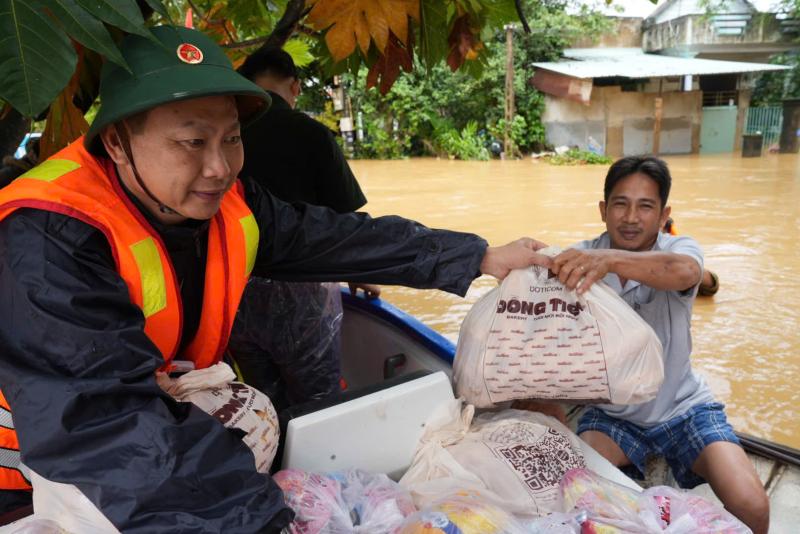 Vùng trũng Đà Nẵng ngập sâu, chiến sĩ biên phòng vào tâm lũ tiếp sức người dân - Ảnh 8.