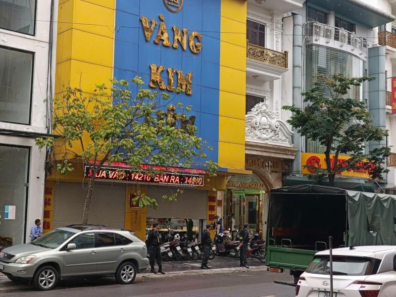 Thanh Hóa: Nhiều cảnh sát xuất hiện tại tiệm vàng lớn trên đường Lê Hoàn- Ảnh 2.