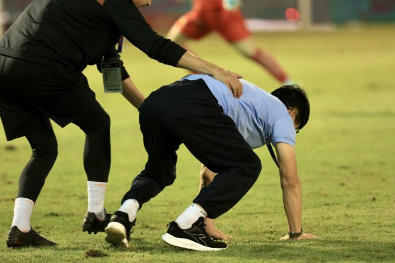 GĐKT Vũ Tiến Thành giải thích hành động bò dưới sân gây sốt, khi sao HAGL gỡ hòa nghẹt thở- Ảnh 4.