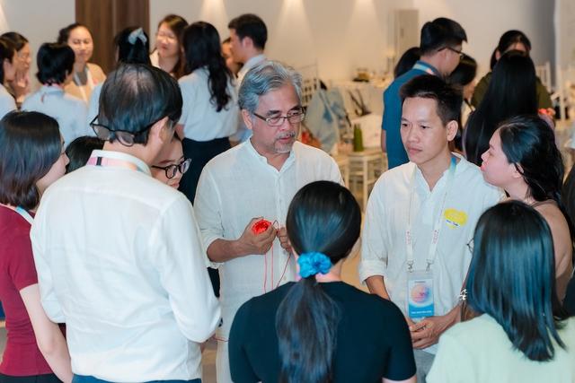 Tiến sĩ cảnh báo 'chữa lành' tâm lý biến thành trò đùa 'quán nhậu chữa lành' - Ảnh 1.