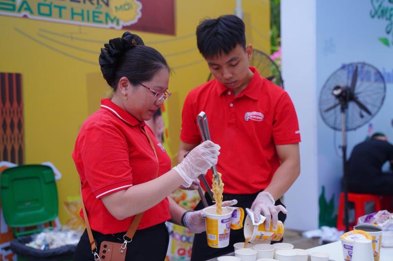 Sinh viên tìm hiểu sống xanh, chế độ dinh dưỡng, nhận hàng ngàn gói mì  - Ảnh 5.