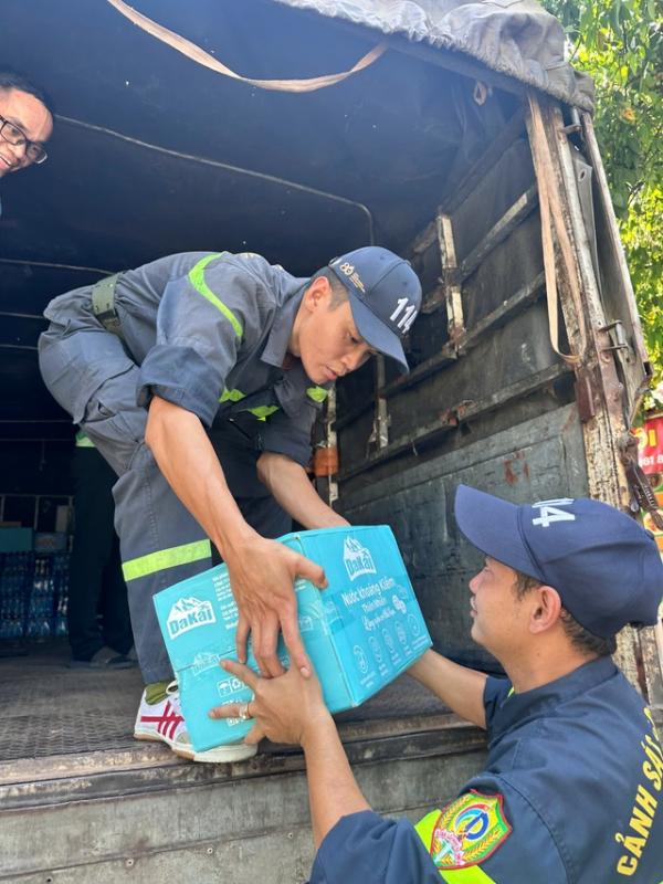 Công an TP.HCM hỗ trợ khoảng 70 tấn hàng cứu trợ bà con bị ngập lụt - Ảnh 7.