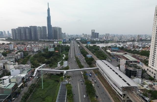 Lắp thang máy tại 7 cầu bộ hành tuyến metro số 1 TP.HCM- Ảnh 1.