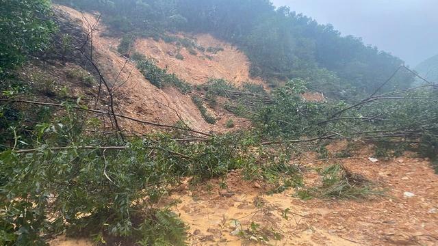 Quảng Trị:Miền núi sạt lở cả ngàn khối đất, đồng bằng nước lụt vỗ như sóng biển - Ảnh 3.