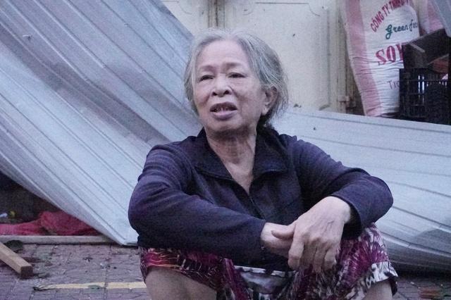 Phố biển Quy Nhơn tan hoang, đổ nát sau bão Kalmaegi - Ảnh 4.