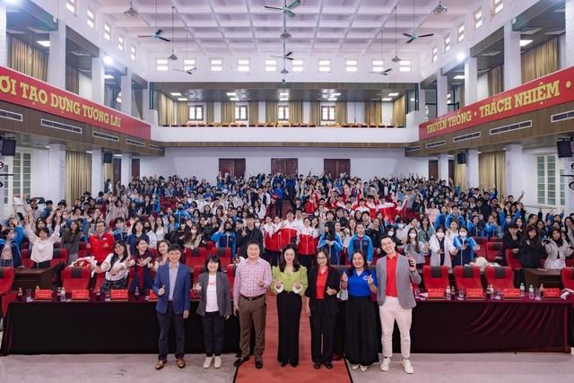 Giới trẻ Thủ đô ‘tiếp lửa’ hành trình tái sinh chai nhựa- Ảnh 1.