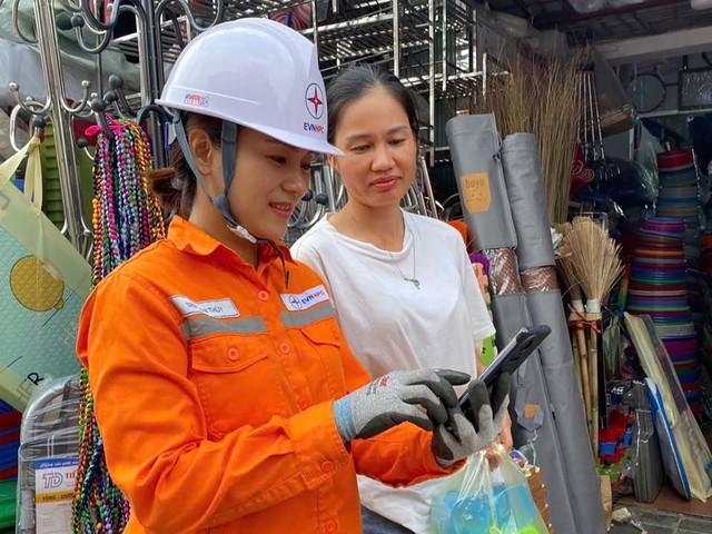 Vượt mưa lũ lịch sử, EVNNPC đảm bảo cung cấp điện, đặt mục tiêu về đích sớm - Ảnh 1.