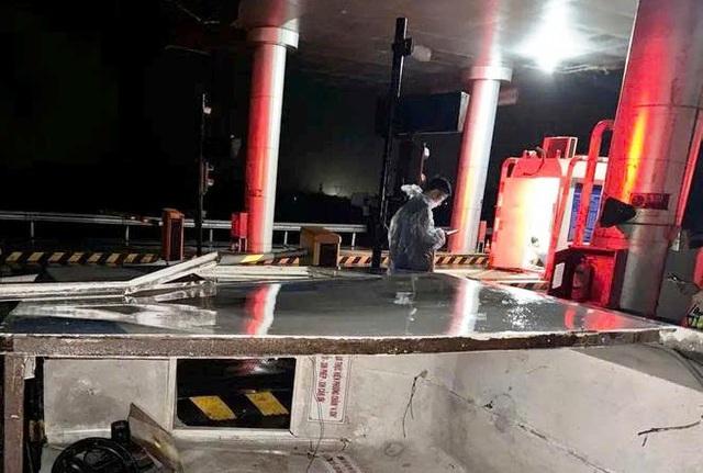 Lốc xoáy làm sập cabin trạm thu phí trên cao tốc Đà Nẵng - Quảng Ngãi- Ảnh 1.