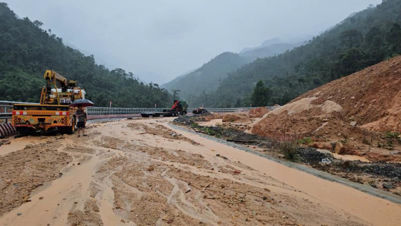 Hình ảnh sạt lở trên đèo Khánh Lê khiến ít nhất 6 người tử vong - Ảnh 4.