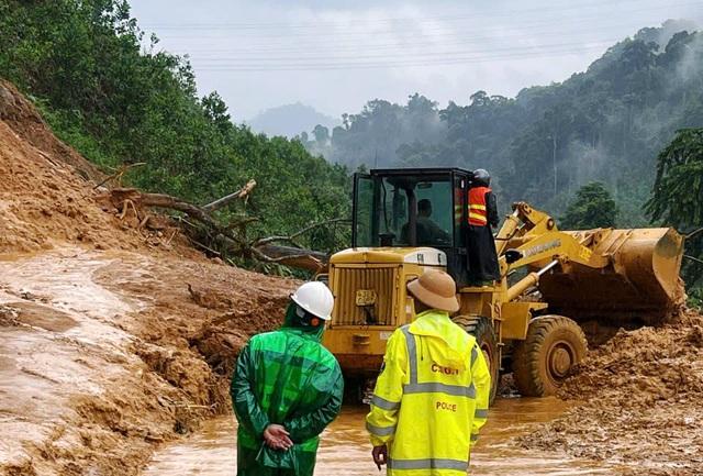 Đà Nẵng: Hàng trăm người mắc kẹt trên đường Hồ Chí Minh do sạt lở- Ảnh 1.