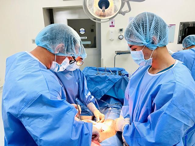 Đau bụng kéo dài,  không ngờ phát hiện ‘que tăm’ nằm sâu trong vòi trứng- Ảnh 1.
