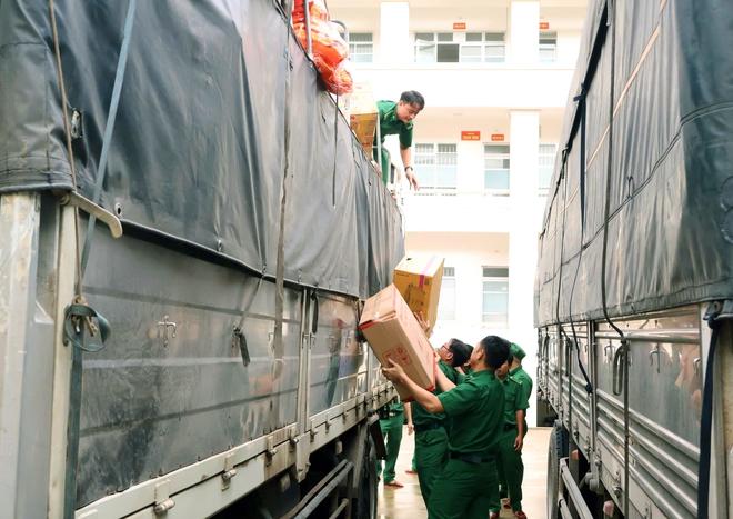 Thanh niên xung phong TP.HCM lên đường trong đêm, tiếp sức Khánh Hòa vượt lũ lịch sử- Ảnh 5.