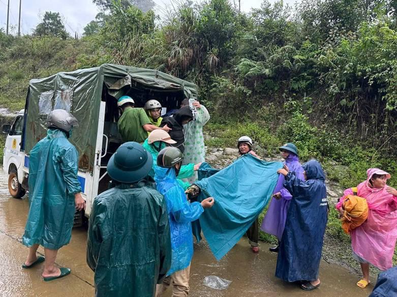 Công an khiêng bộ sản phụ 'doạ' sinh non vượt sạt lở đến bệnh viện  - Ảnh 1.