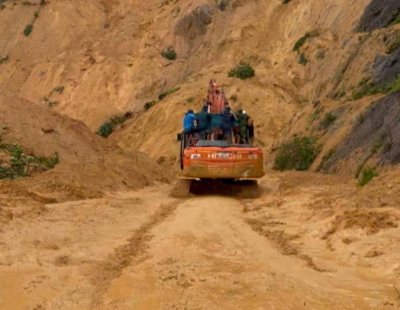 Công an khiêng bộ sản phụ 'doạ' sinh non vượt sạt lở đến bệnh viện  - Ảnh 3.