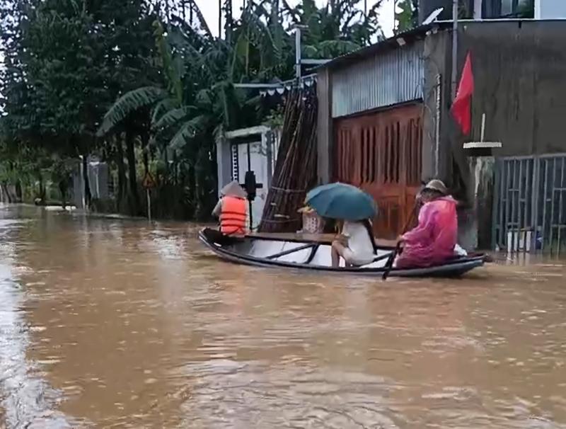 Nước sông Vu Gia, Túy Loan dâng cao, người dân Đà Nẵng lại 'chạy lụt' trong đêm - Ảnh 4.