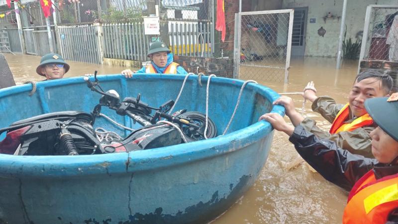 TP.Đà Nẵng: Nước dâng cuồn cuộn ở đường Mẹ Suốt, bộ đội cõng dân chạy lũ- Ảnh 7.