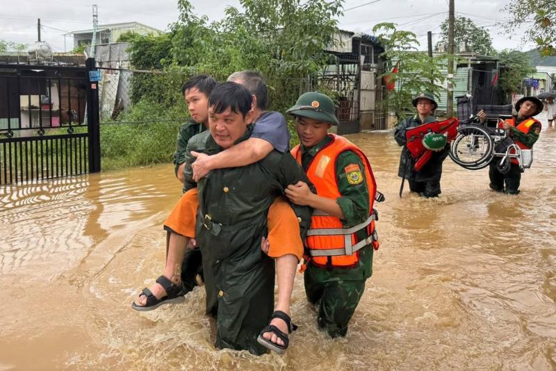 TP.Đà Nẵng: Nước dâng cuồn cuộn ở đường Mẹ Suốt, bộ đội cõng dân chạy lũ- Ảnh 1.