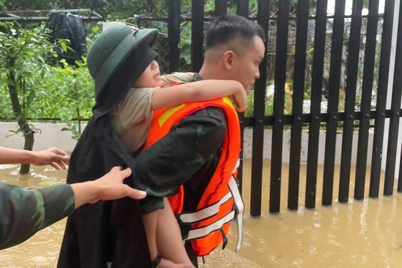 TP.Đà Nẵng: Nước dâng cuồn cuộn ở đường Mẹ Suốt, bộ đội cõng dân chạy lũ- Ảnh 6.
