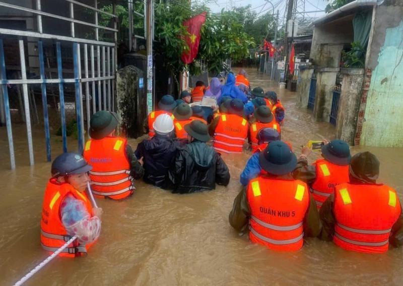 TP.Đà Nẵng: Nước dâng cuồn cuộn ở đường Mẹ Suốt, bộ đội cõng dân chạy lũ- Ảnh 4.