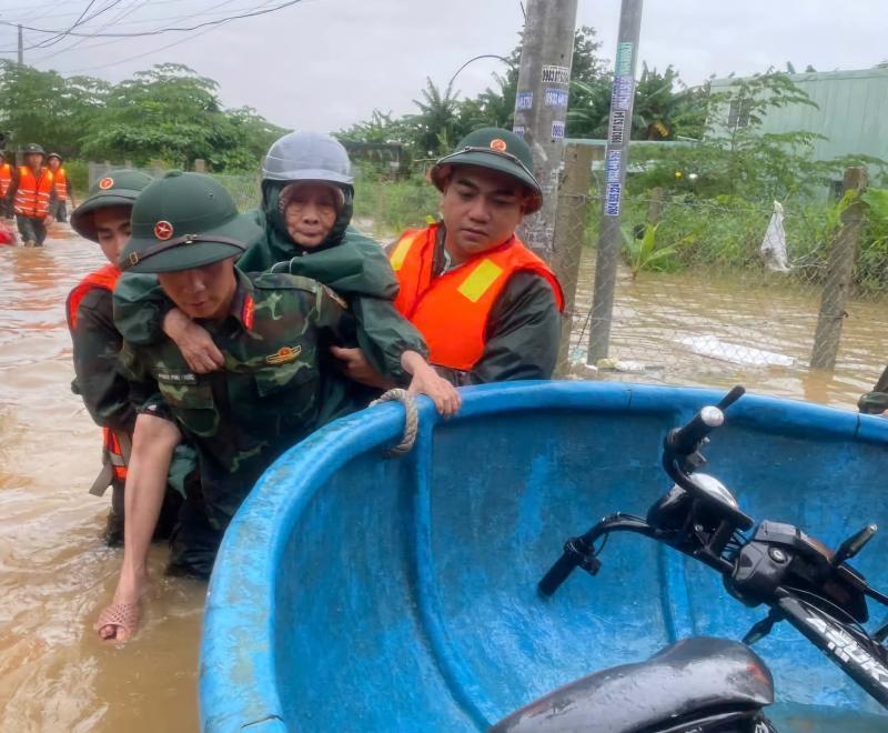 TP.Đà Nẵng: Nước dâng cuồn cuộn ở đường Mẹ Suốt, bộ đội cõng dân chạy lũ- Ảnh 3.