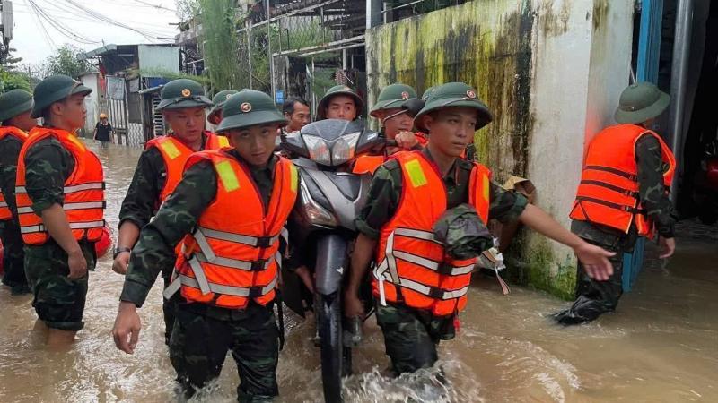 TP.Đà Nẵng: Nước dâng cuồn cuộn ở đường Mẹ Suốt, bộ đội cõng dân chạy lũ- Ảnh 2.
