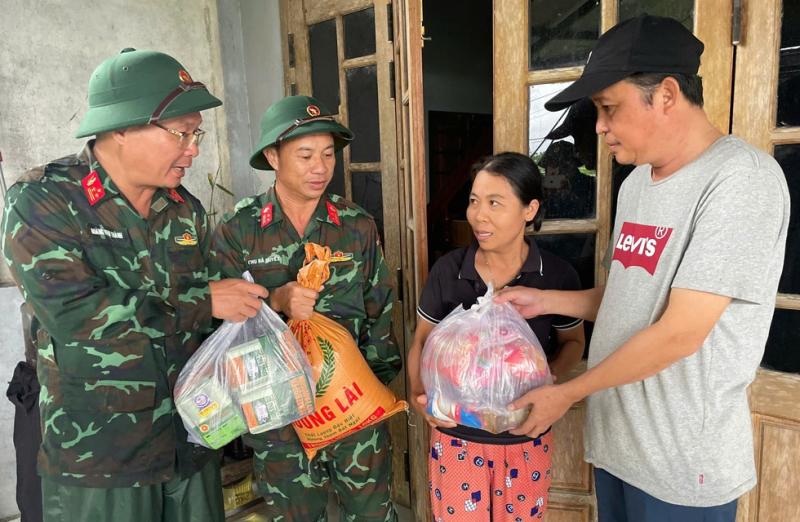 Bộ đội vượt lũ xây nhà mới giúp dân vùng lũ Đà Nẵng Hồi sinh tổ ấm - Ảnh 4.