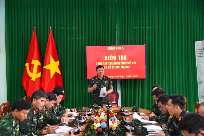 Quân khu 5 'cắm chốt' Quảng Ngãi, chỉ đạo ứng phó bão số 13- Ảnh 1.