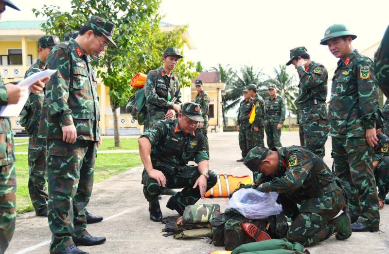 Quân khu 5 'cắm chốt' Quảng Ngãi, chỉ đạo ứng phó bão số 13- Ảnh 2.