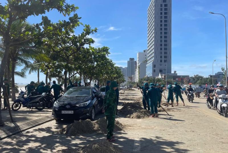 Đà Nẵng ngổn ngang sau bão Kalmaegi, lực lượng vũ trang xắn tay khắc phục - Ảnh 6.