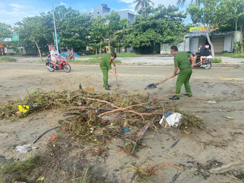 Đà Nẵng ngổn ngang sau bão Kalmaegi, lực lượng vũ trang xắn tay khắc phục - Ảnh 5.