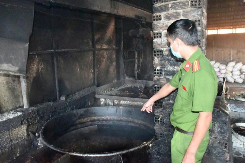 Đà Nẵng: Rùng mình cơ sở nấu mỡ động vật bẩn hoạt động giữa nghĩa trang- Ảnh 5.