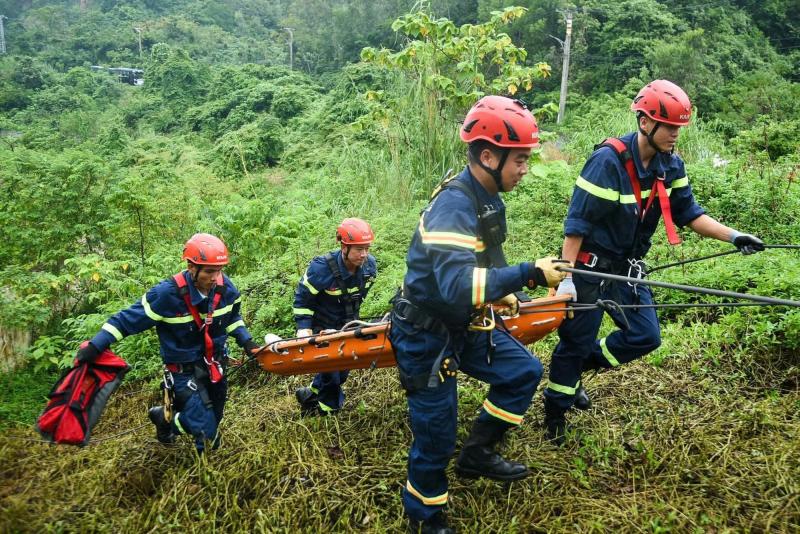 Cảnh sát đu dây diễn tập cứu người dưới vực sâu ở bán đảo Sơn Trà- Ảnh 5.
