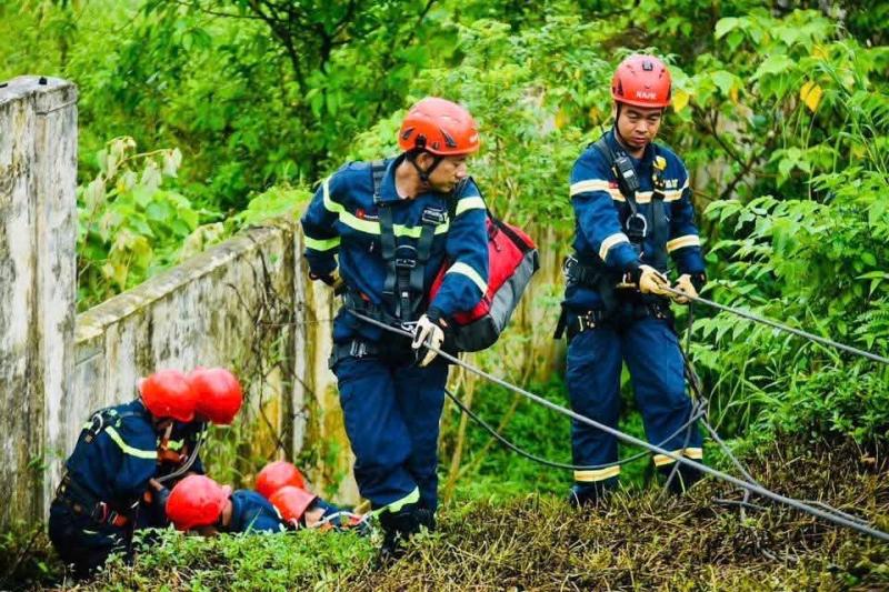 Cảnh sát đu dây diễn tập cứu người dưới vực sâu ở bán đảo Sơn Trà- Ảnh 3.