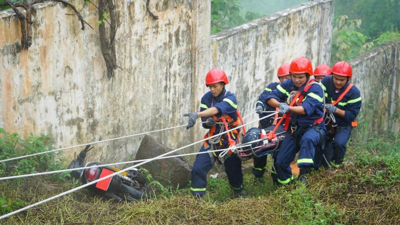 Cảnh sát đu dây diễn tập cứu người dưới vực sâu ở bán đảo Sơn Trà- Ảnh 4.