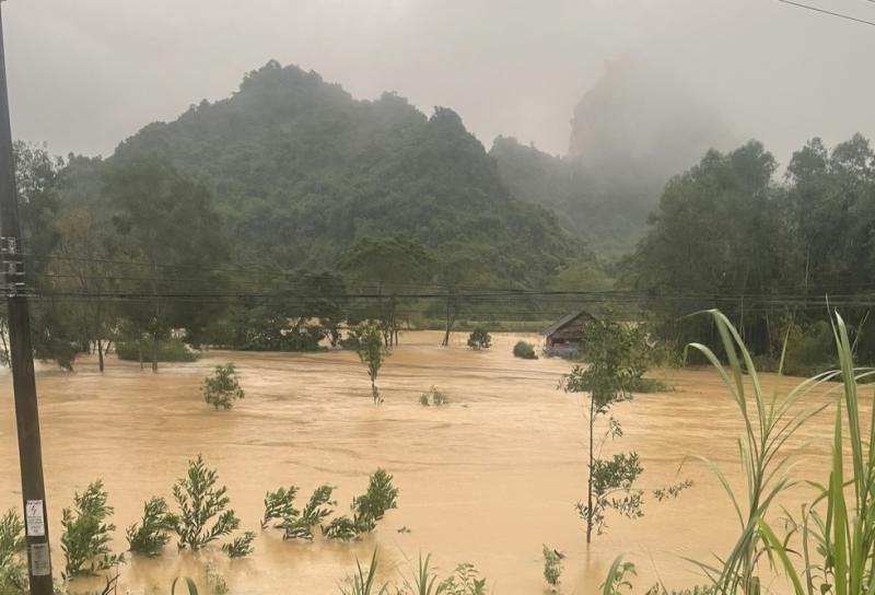 Mưa lớn gây ngập sâu ở Phong Nha và lệ thủy , Quảng Trị - Ảnh 1.