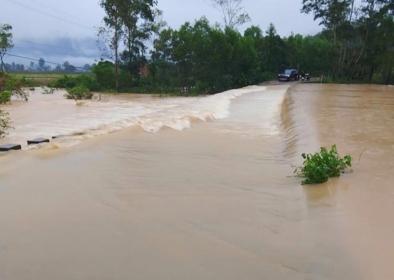 Quảng Trị mưa lớn kéo dài, nhiều khu vực ở Phong Nha, Lệ Thủy ngập sâu - Ảnh 2.