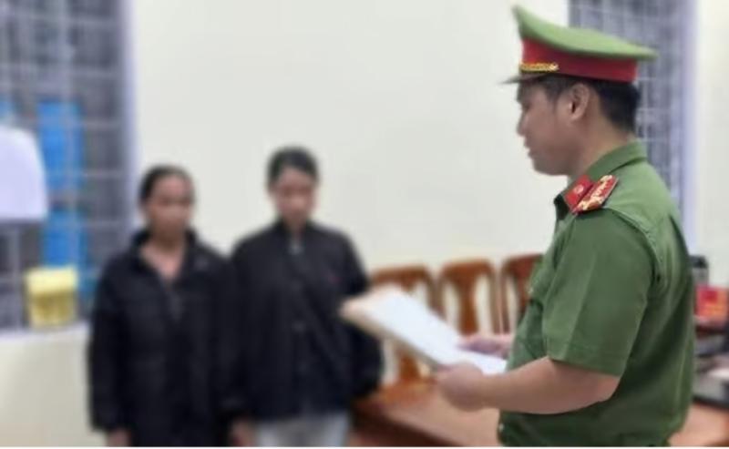 Cản trở xe chở thiết bị điện gió, 2 người phụ nữ Quảng Trị bị khởi tố- Ảnh 1.
