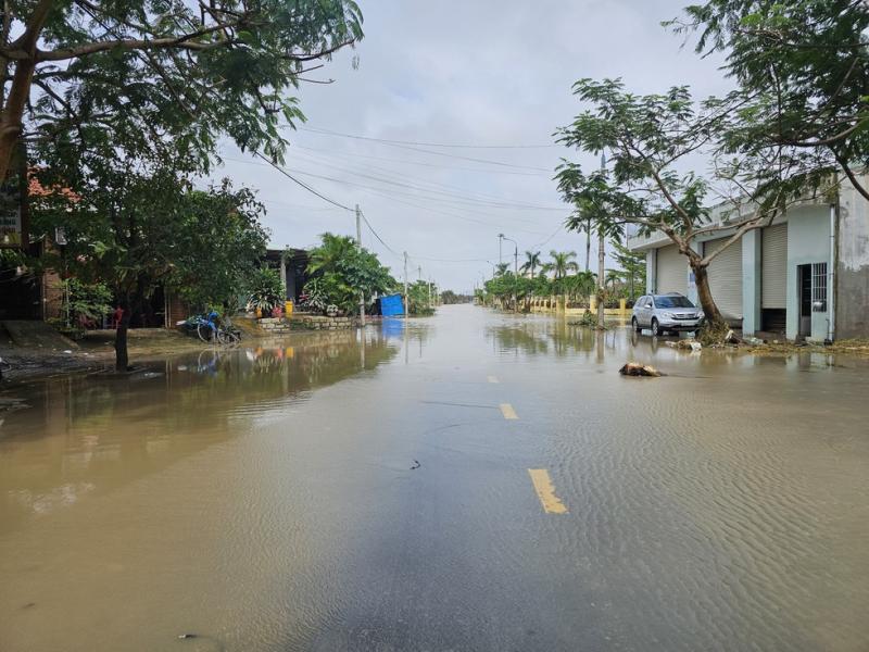 Nước sạch cạn kiệt ở Đắk Lắk: Người Đông Hòa hứng từng giọt mưa quý như vàng- Ảnh 1.