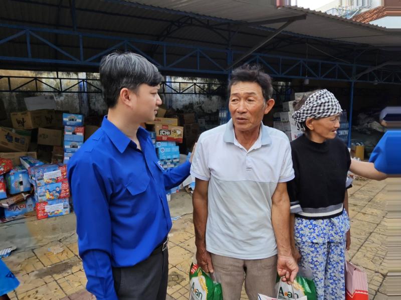 Trung ương Đoàn trao quà cho người dân vùng lũ Đắk Lắk- Ảnh 2.
