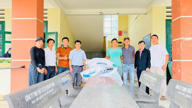 Trường tiểu học ở TP.HCM chở 30 tấn hàng hóa tặng học sinh, bà con Phú Yên - Ảnh 2.