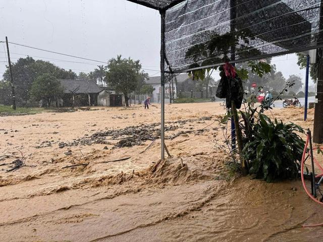 Miền núi TP.Huế mưa lớn, đất đá từ nguồn tràn xuống đường Hồ Chí Minh  - Ảnh 1.