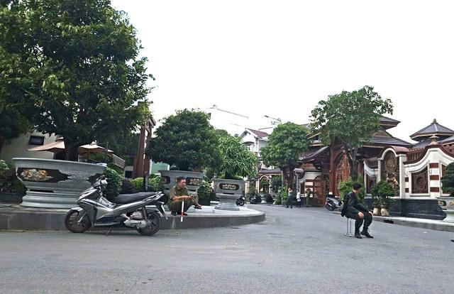 Nhiều cảnh sát có mặt tại biệt phủ thẩm mỹ viện Mailisa rộng 1.000 m2 - Ảnh 3.