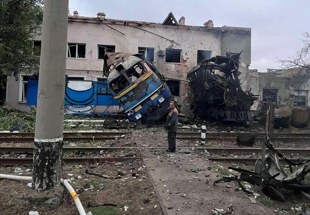 Chiến sự Ukraine ngày 1.361: Nga gây áp lực lên huyết mạch đường sắt Ukraine - Ảnh 1.