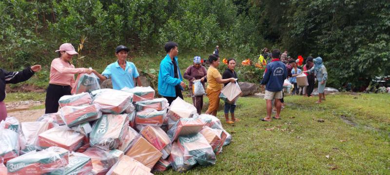 Bộ đội Quân khu 5 khử khuẩn ở bệnh viện, dọn bùn sau lũ giúp dân - Ảnh 14.